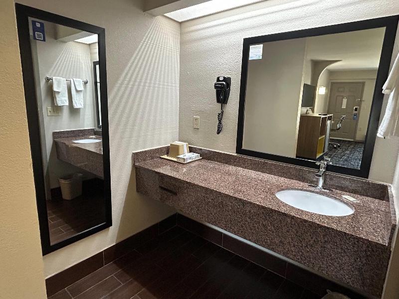 Days Inn & Suites by Wyndham Stockbridge Atlanta image