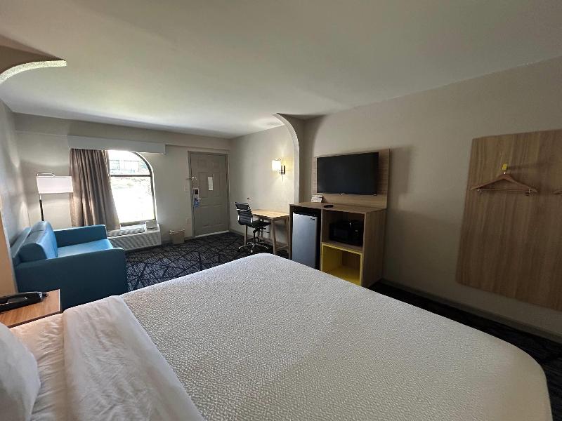 Days Inn & Suites by Wyndham Stockbridge Atlanta image