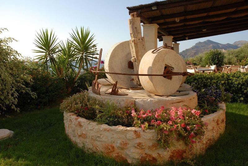 Kavoussi Resort — exterior view
