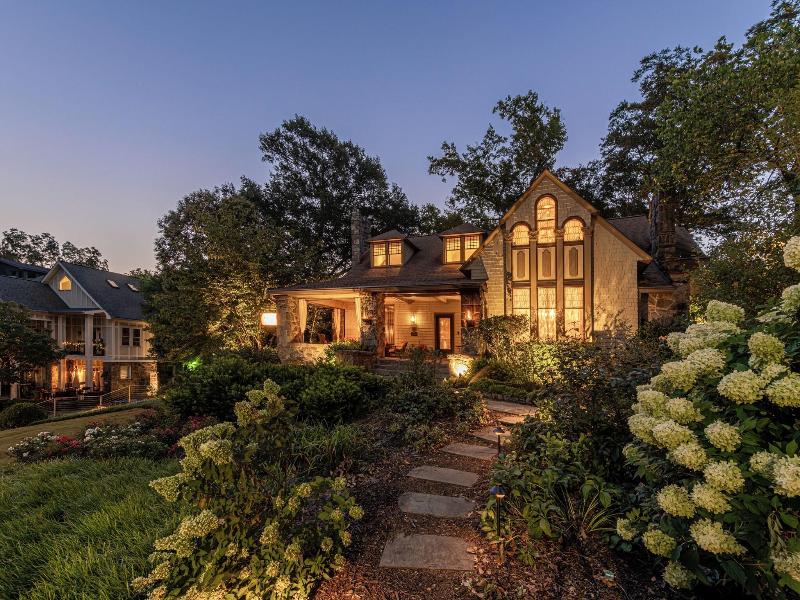 Stonehurst Place image