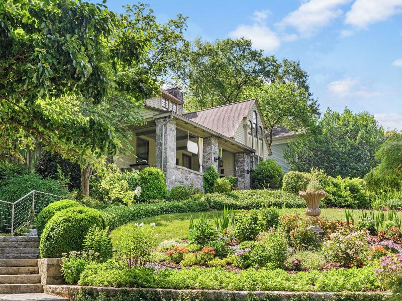 Stonehurst Place image