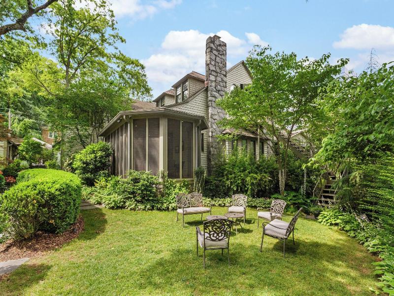 Stonehurst Place image