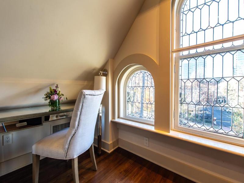 Stonehurst Place image