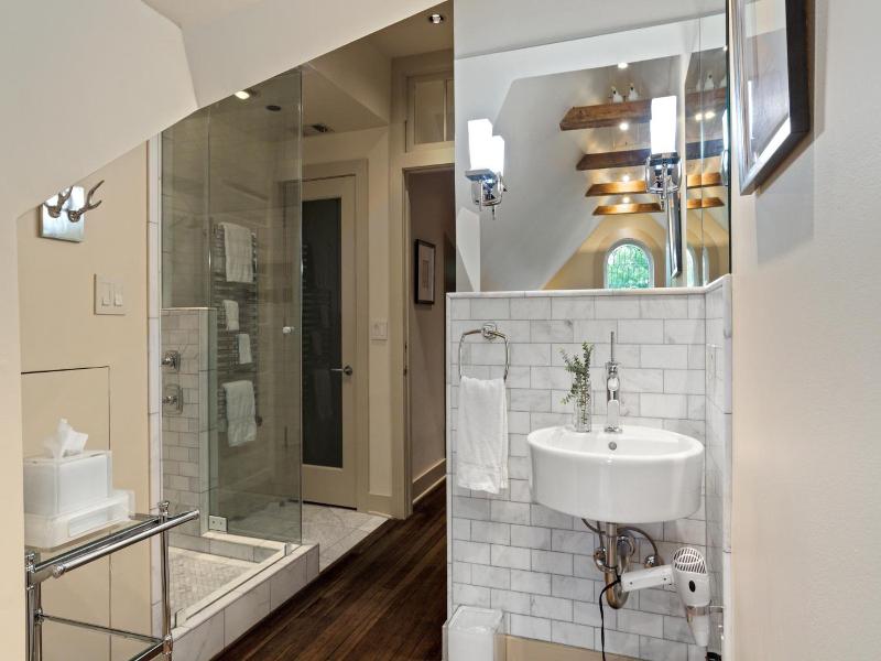 Stonehurst Place image
