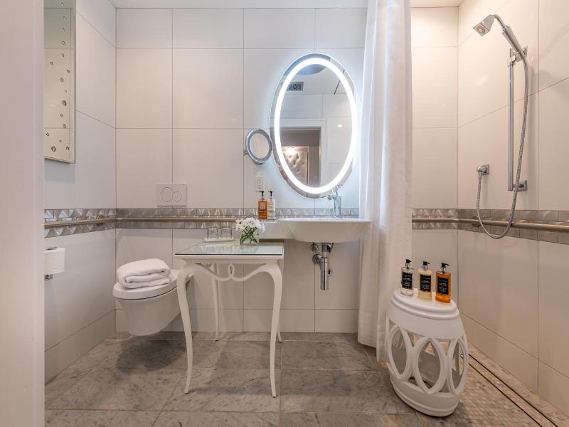 Stonehurst Place image