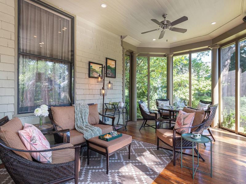 Stonehurst Place image