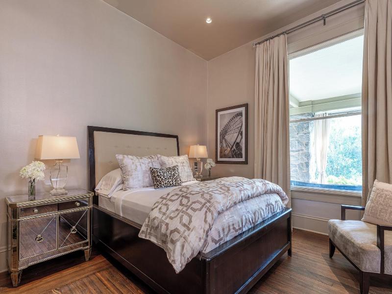 Stonehurst Place image