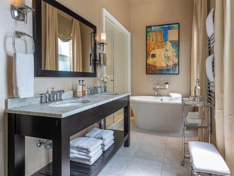 Stonehurst Place image