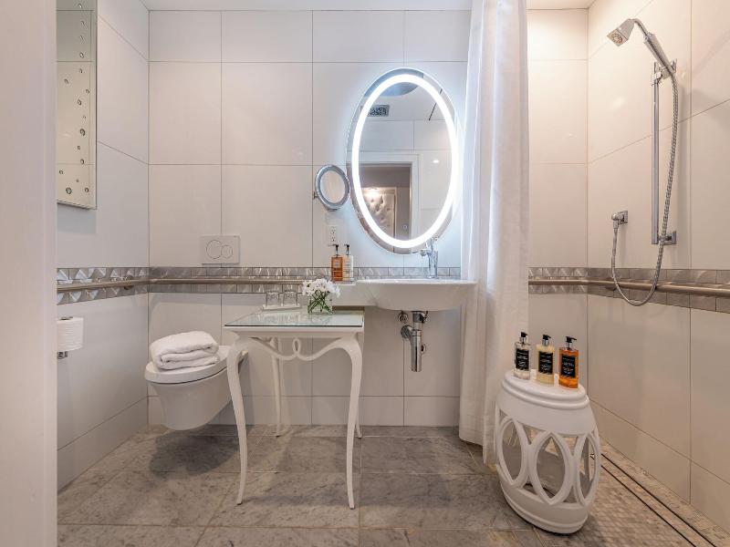 Stonehurst Place image