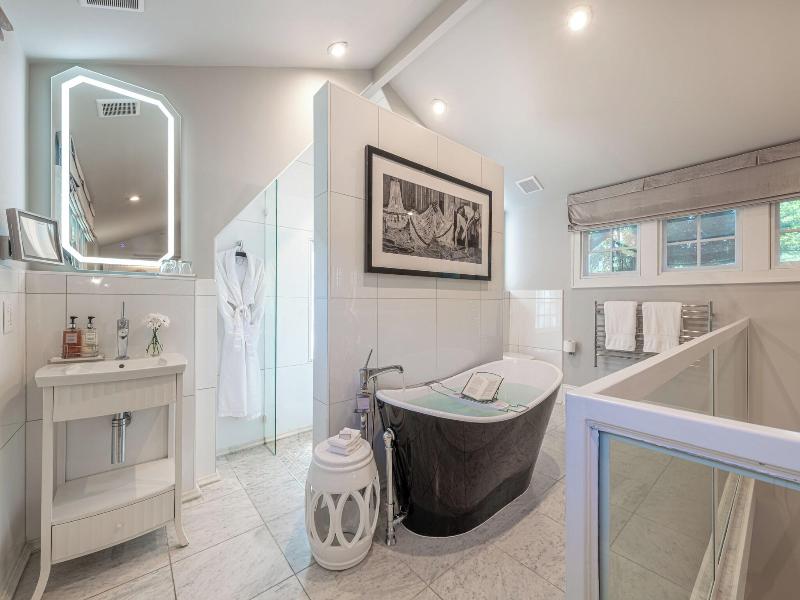Stonehurst Place image