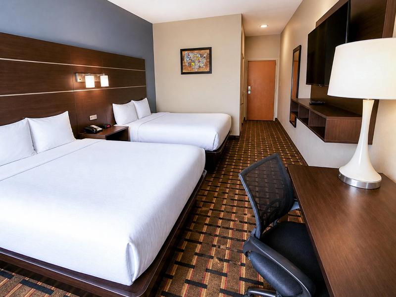 DOUBLE TWO QUEEN BEDS NON SMOKING — photo 9