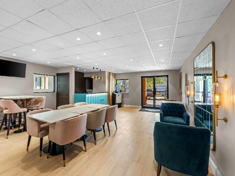 Days Inn & Suites by Wyndham Peachtree Corners image