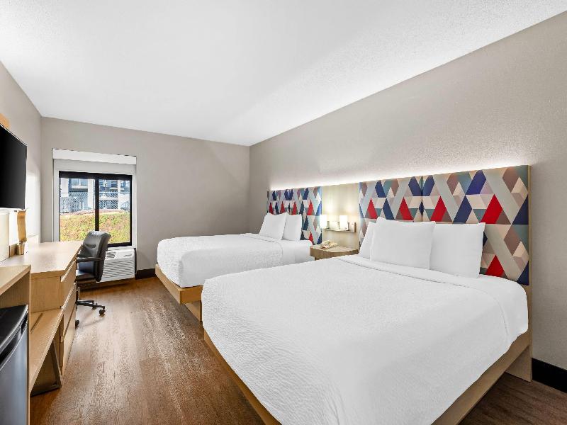 Days Inn & Suites by Wyndham Peachtree Corners image