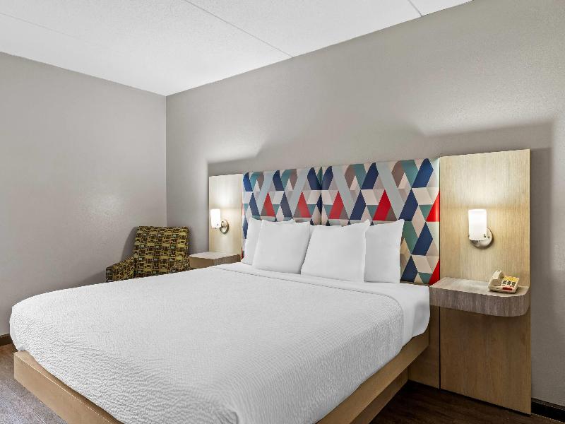 Days Inn & Suites by Wyndham Peachtree Corners image