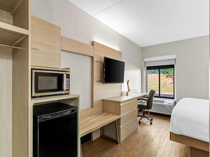 Days Inn & Suites by Wyndham Peachtree Corners image