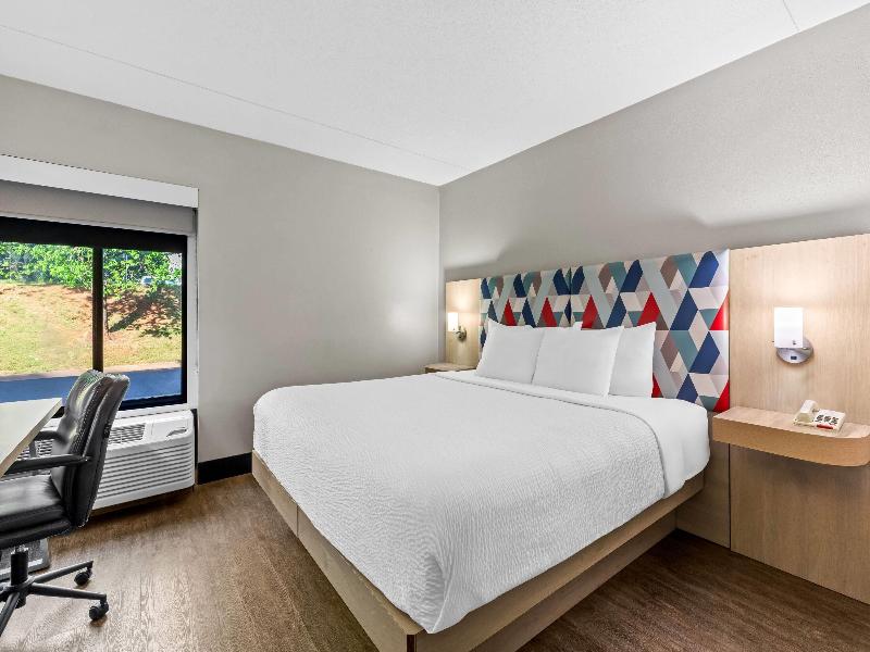 Days Inn & Suites by Wyndham Peachtree Corners image