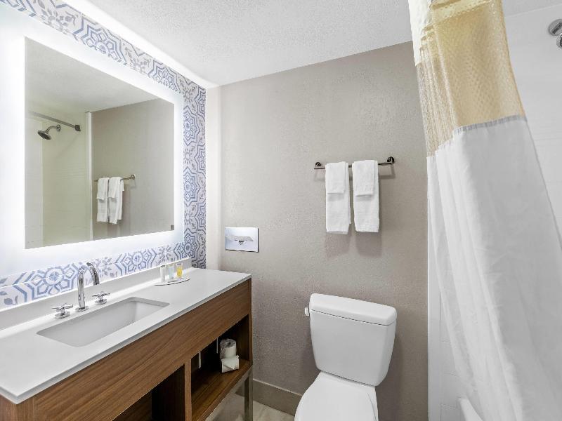 Days Inn & Suites by Wyndham Peachtree Corners image