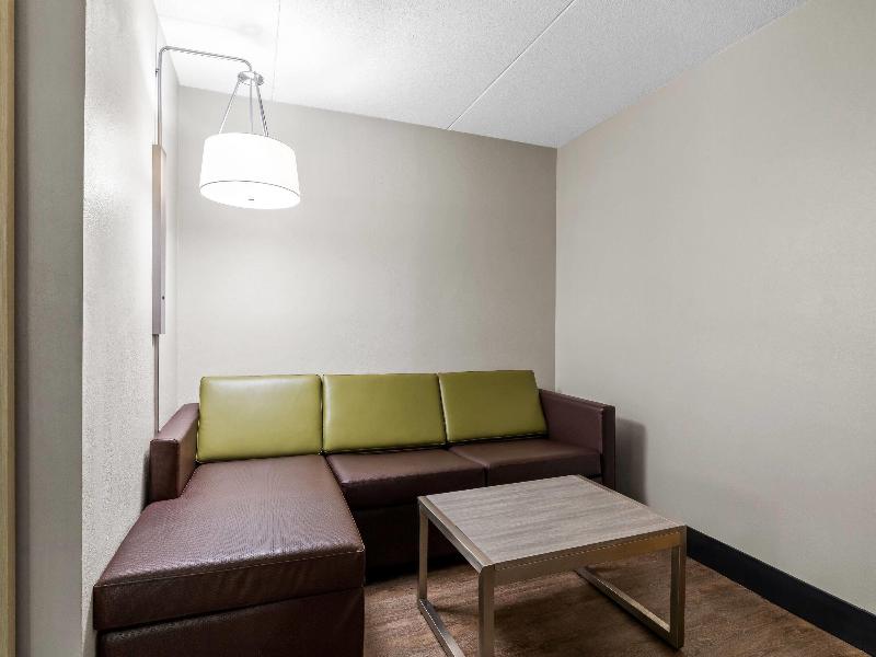 Days Inn & Suites by Wyndham Peachtree Corners image