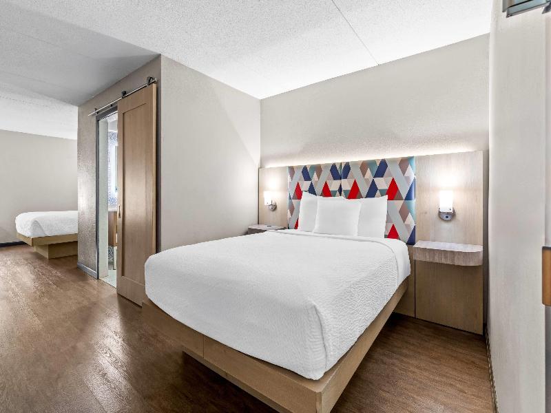 Days Inn & Suites by Wyndham Peachtree Corners image