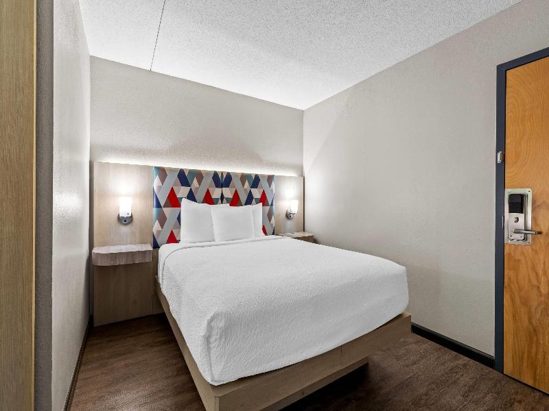 Days Inn & Suites by Wyndham Peachtree Corners image