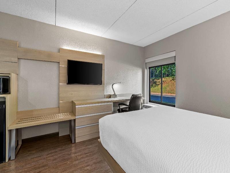 Days Inn & Suites by Wyndham Peachtree Corners image