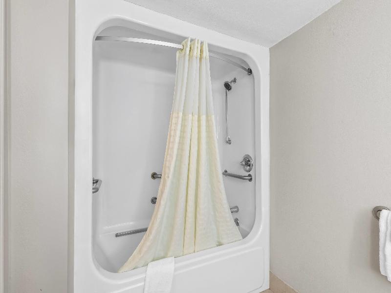 Days Inn & Suites by Wyndham Peachtree Corners image