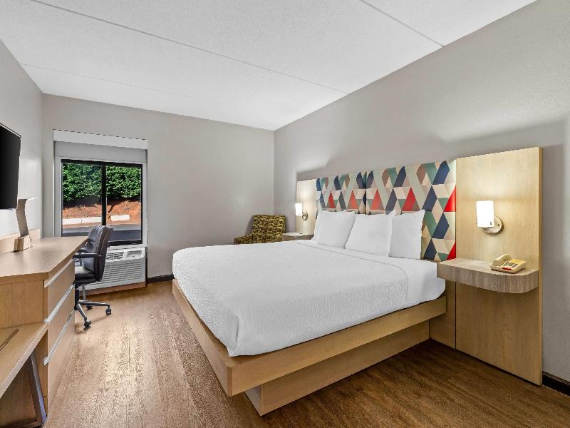 Days Inn & Suites by Wyndham Peachtree Corners image