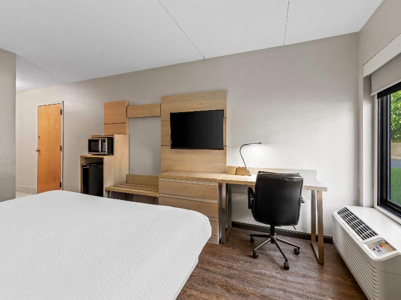 Days Inn & Suites by Wyndham Peachtree Corners image
