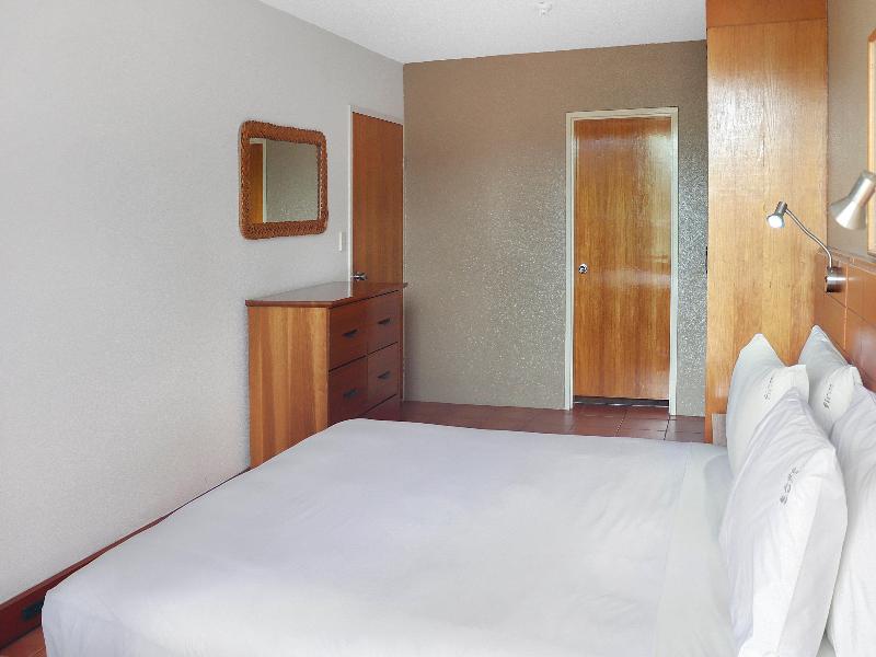 Holiday Inn & Suites Port Moresby image