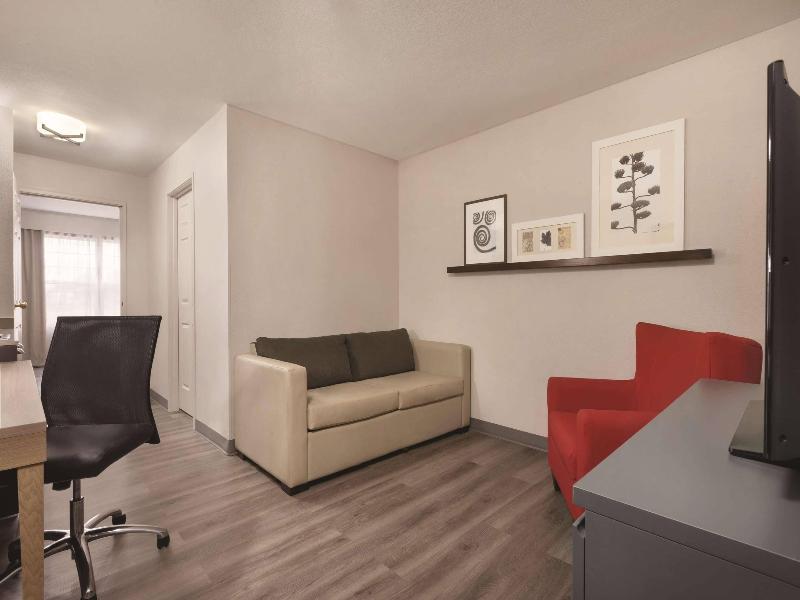 Country Inn & Suites Waterloo image