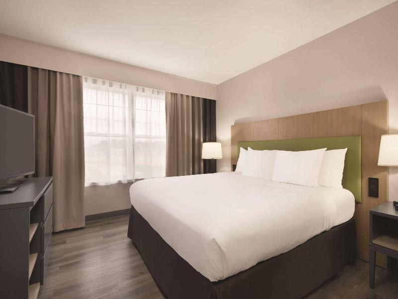 Country Inn & Suites Waterloo image