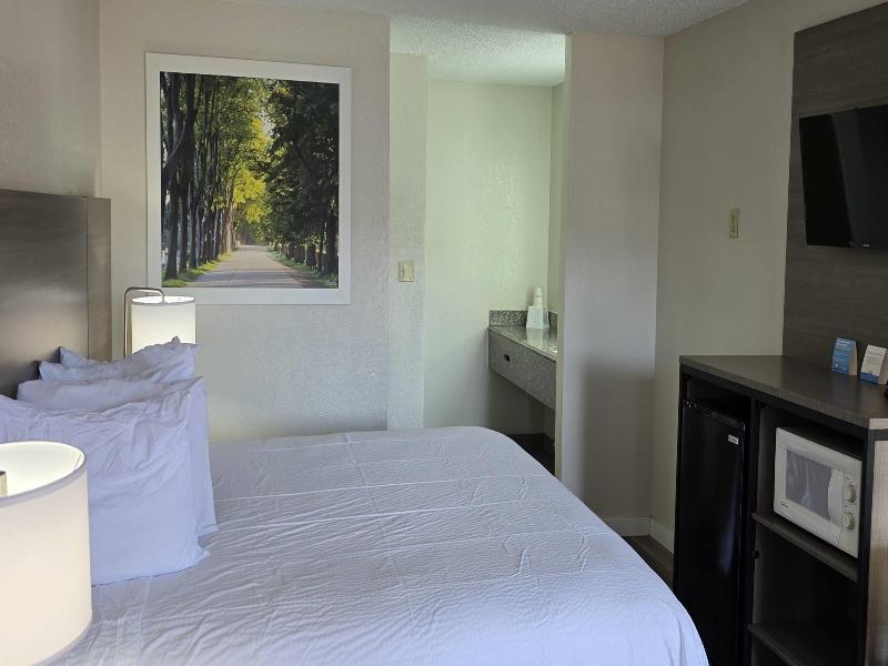 Days Inn by Wyndham San Marcos image