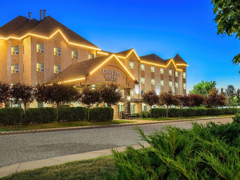 Days Inn & Suites by Wyndham West Edmonton