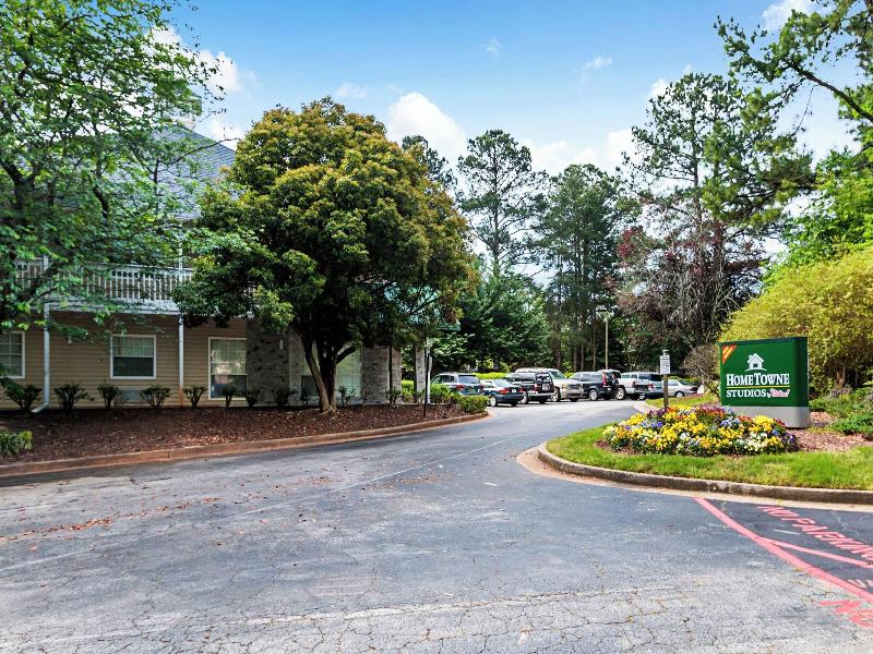 HomeTowne STU by Red Roof Atlanta-Lawrenceville image