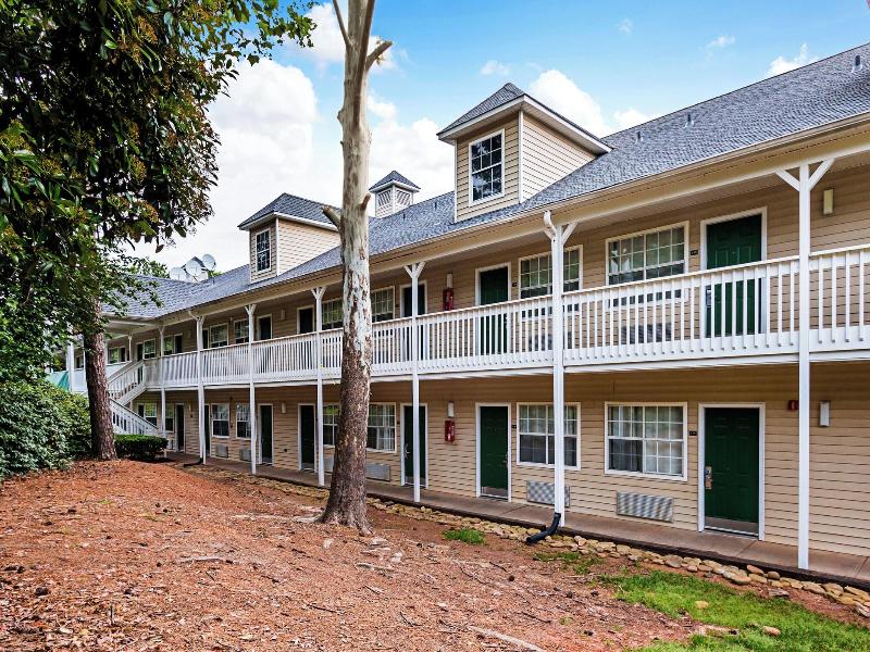 HomeTowne STU by Red Roof Atlanta-Lawrenceville image