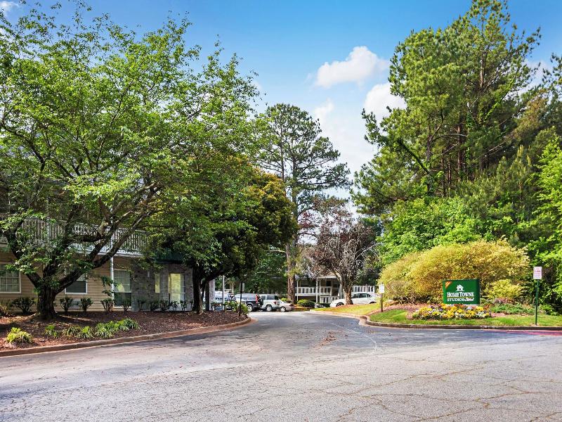 HomeTowne STU by Red Roof Atlanta-Lawrenceville image