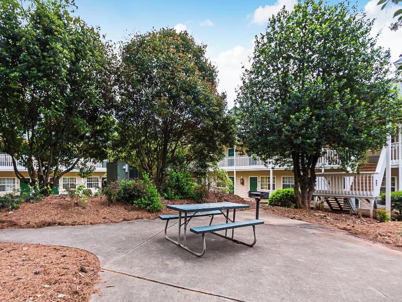 HomeTowne STU by Red Roof Atlanta-Lawrenceville image