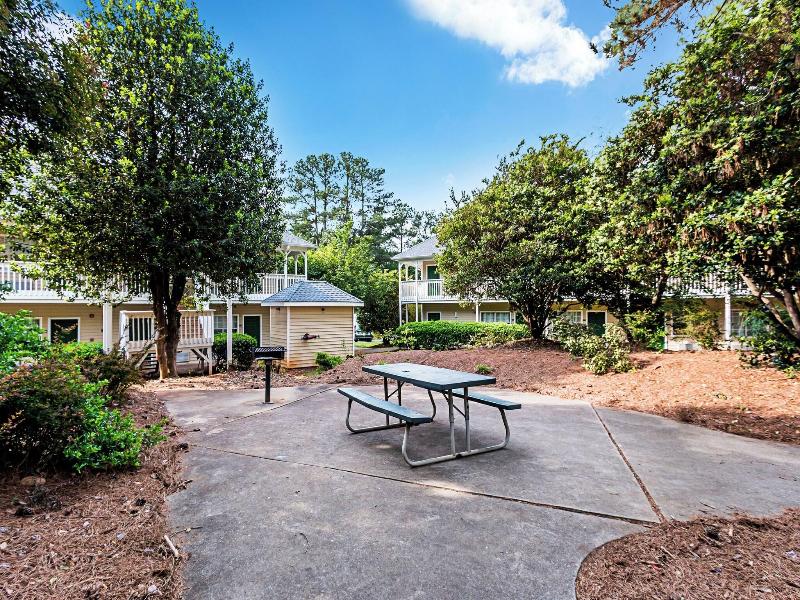 HomeTowne STU by Red Roof Atlanta-Lawrenceville image