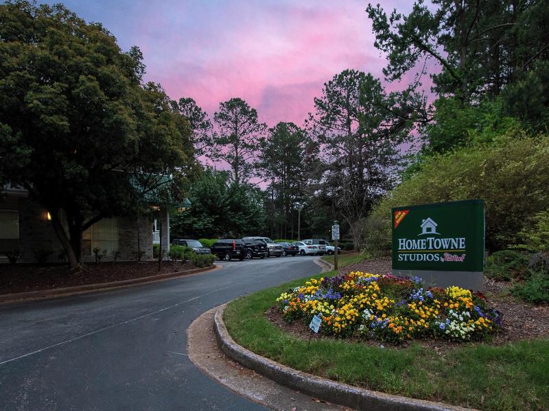 HomeTowne STU by Red Roof Atlanta-Lawrenceville image