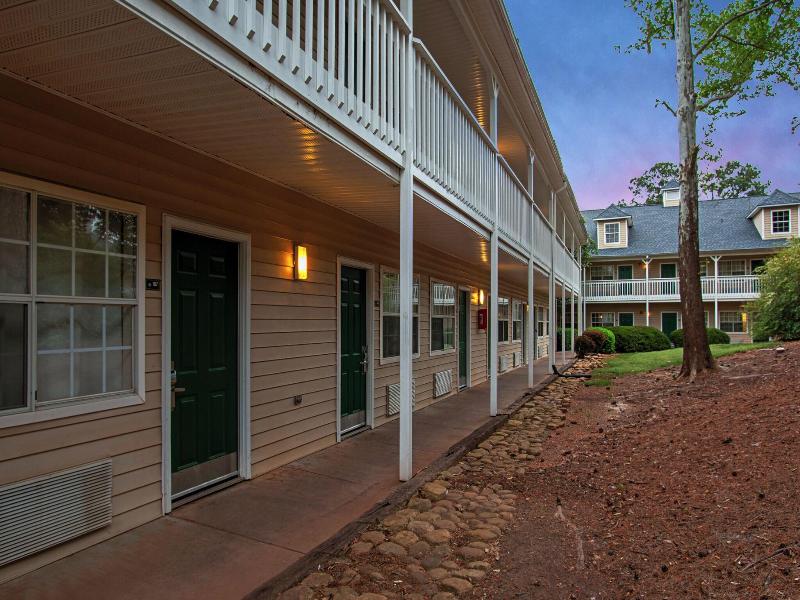 HomeTowne STU by Red Roof Atlanta-Lawrenceville image