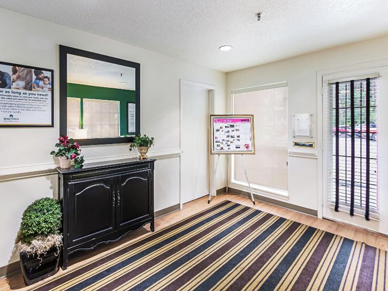 HomeTowne STU by Red Roof Atlanta-Lawrenceville image
