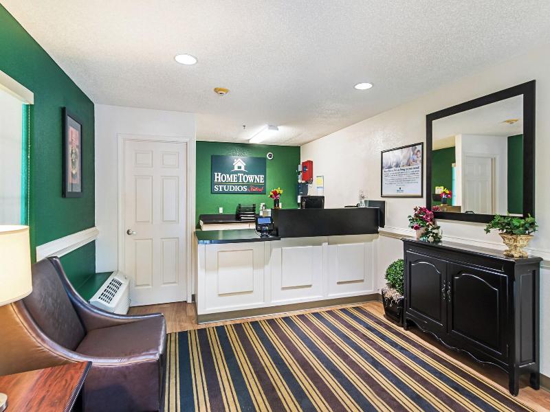 HomeTowne STU by Red Roof Atlanta-Lawrenceville image