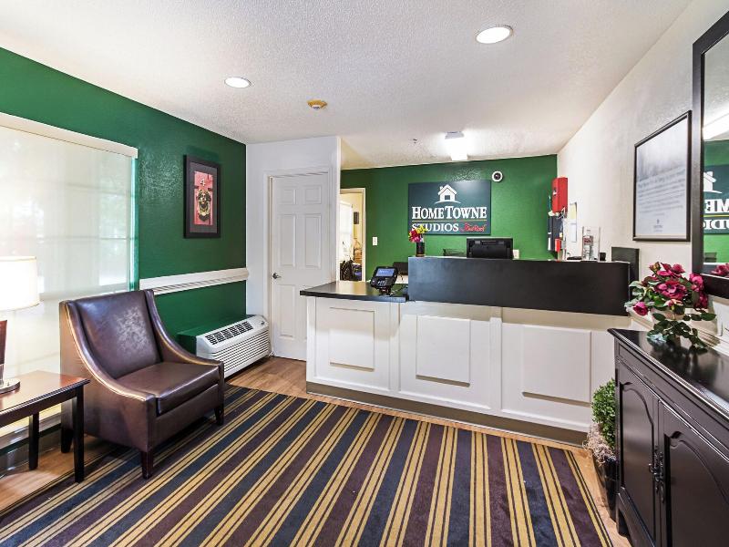 HomeTowne STU by Red Roof Atlanta-Lawrenceville image