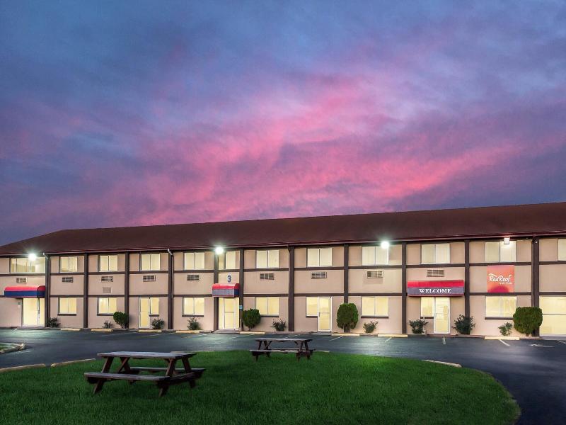 Red Roof Inn & Suites Wapakoneta image