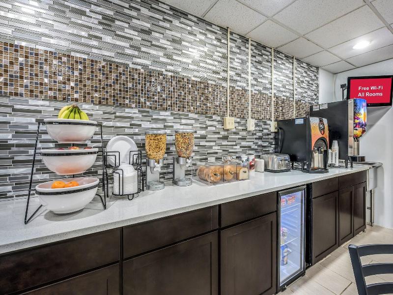 Red Roof Inn & Suites Wapakoneta image
