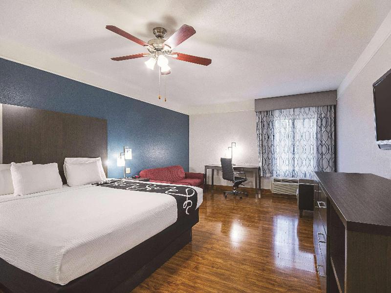 La Quinta Inn AND Suites Kingwood image