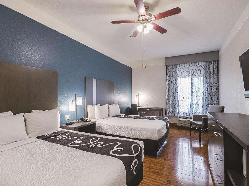 La Quinta Inn AND Suites Kingwood image
