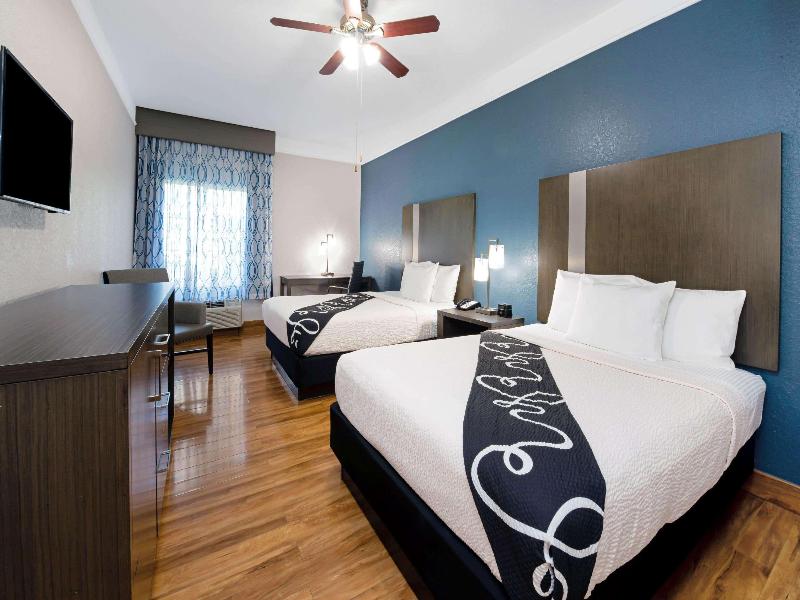La Quinta Inn AND Suites Kingwood image
