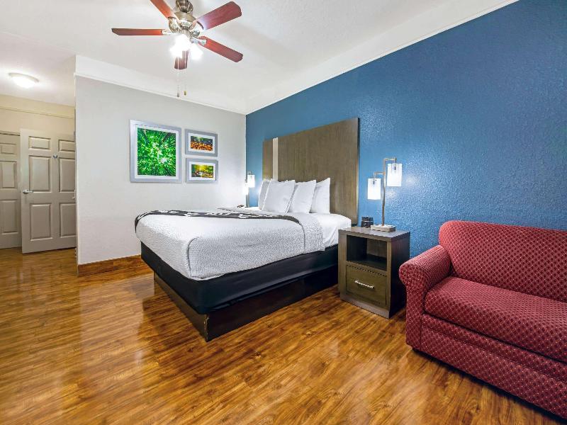 La Quinta Inn AND Suites Kingwood image