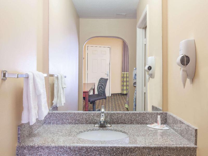 Super 8 by Wyndham Willowbrook image